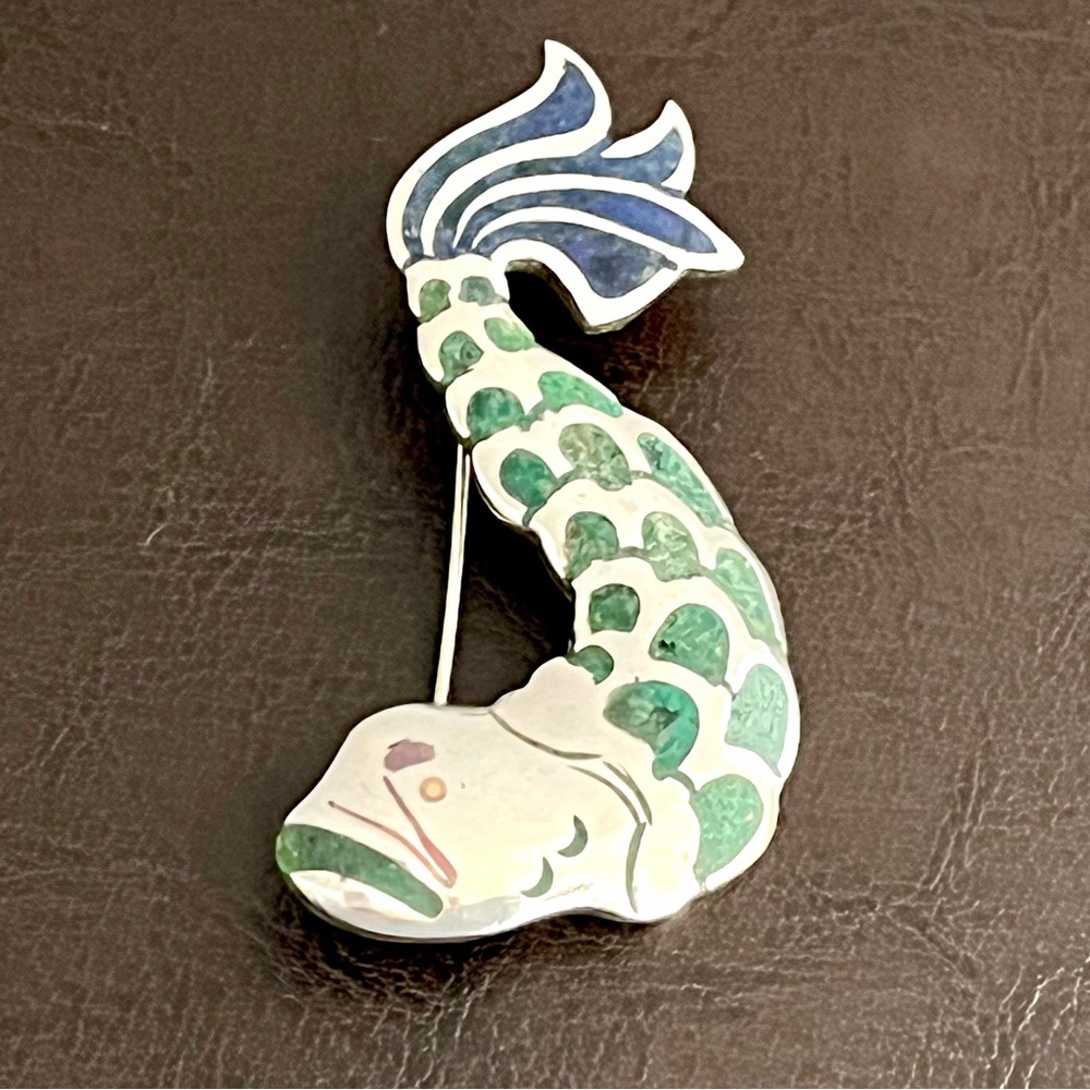 🟩SALE🟩 Vintage Signed Los Castillo sterling  crushed stone inlay fish pendant - Picture 4 of 10